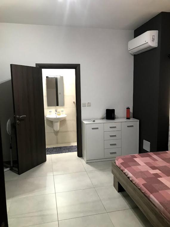 Luqa Apartment - 5 Mins From Airport Bagian luar foto